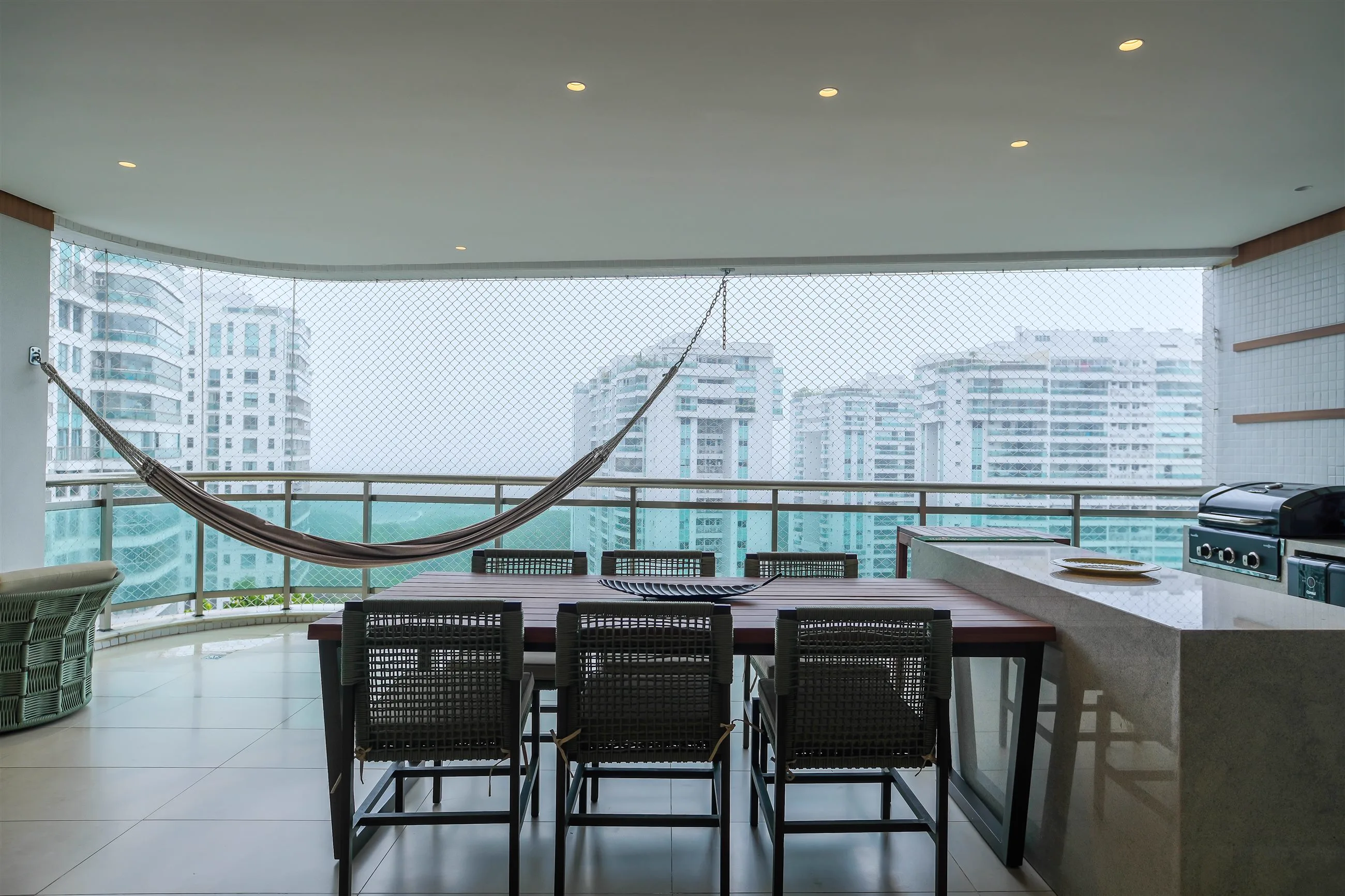Varanda gourmet com vista para a Barra da Tijuca